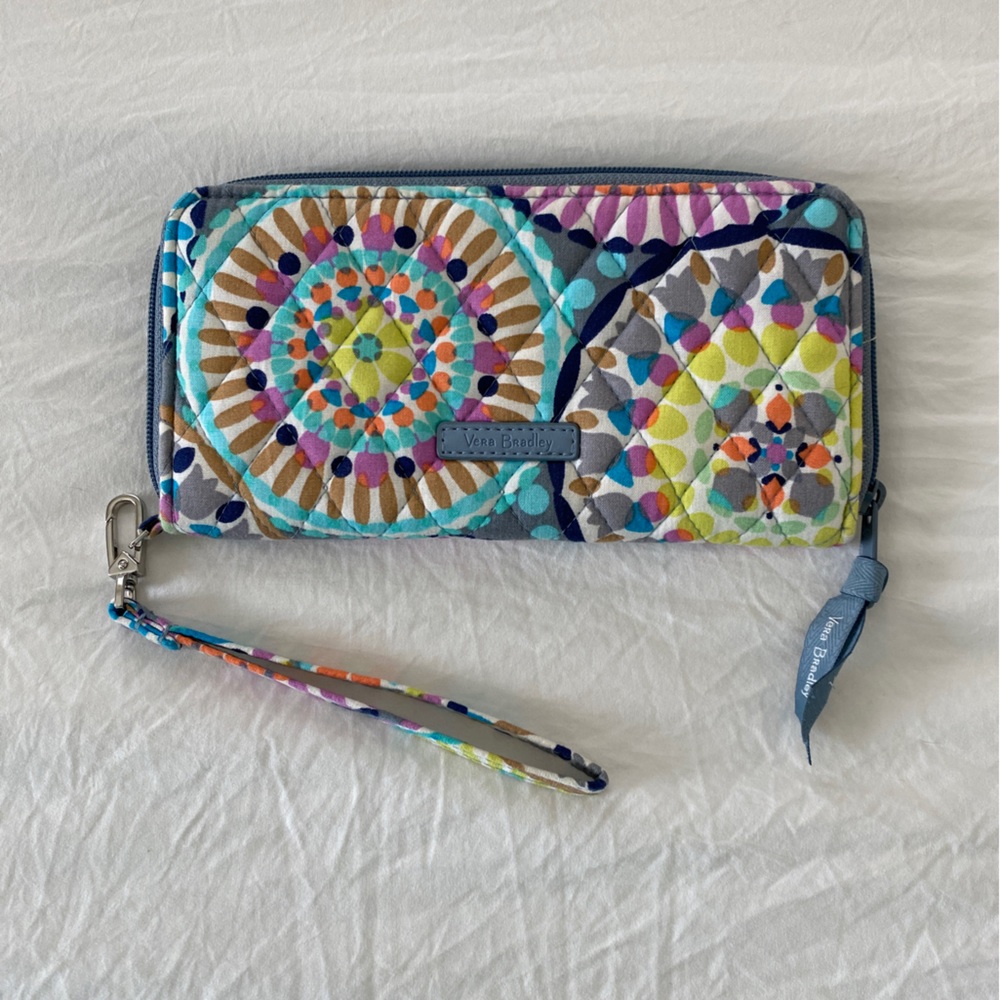 Vera Bradley Wallet- Rare Sunny Medallion